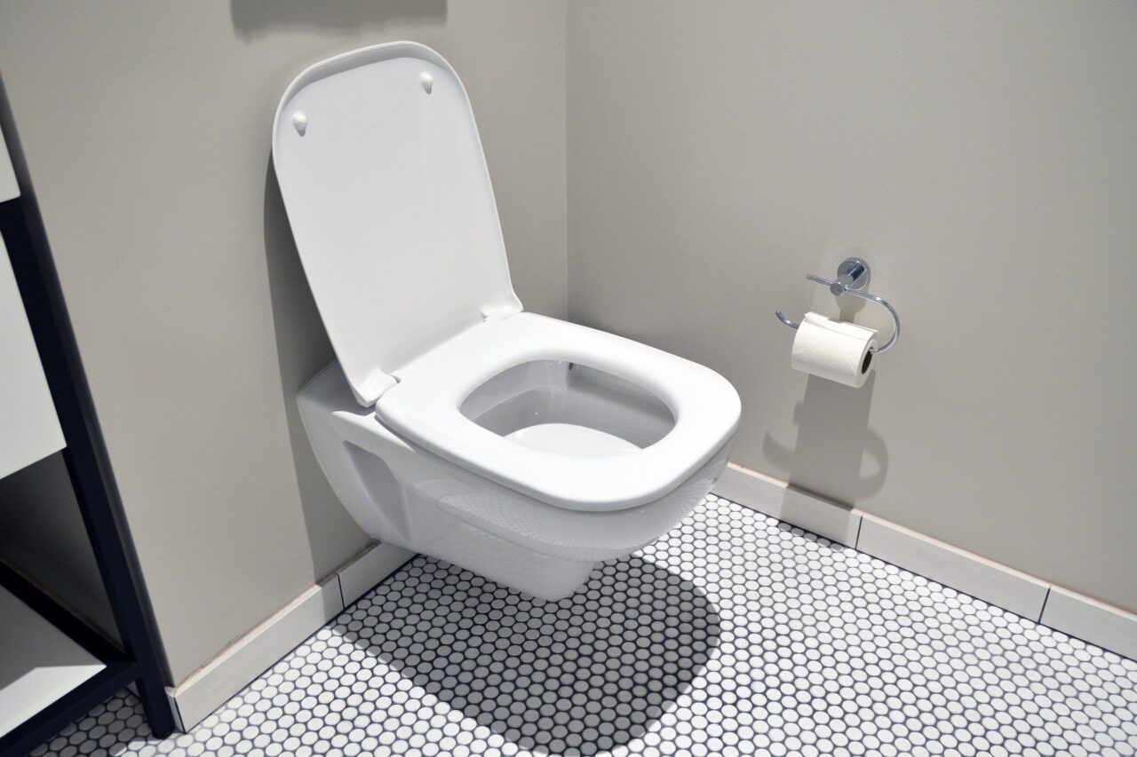 Comment changer l’abattant d’un WC suspendu ? Zenatmo